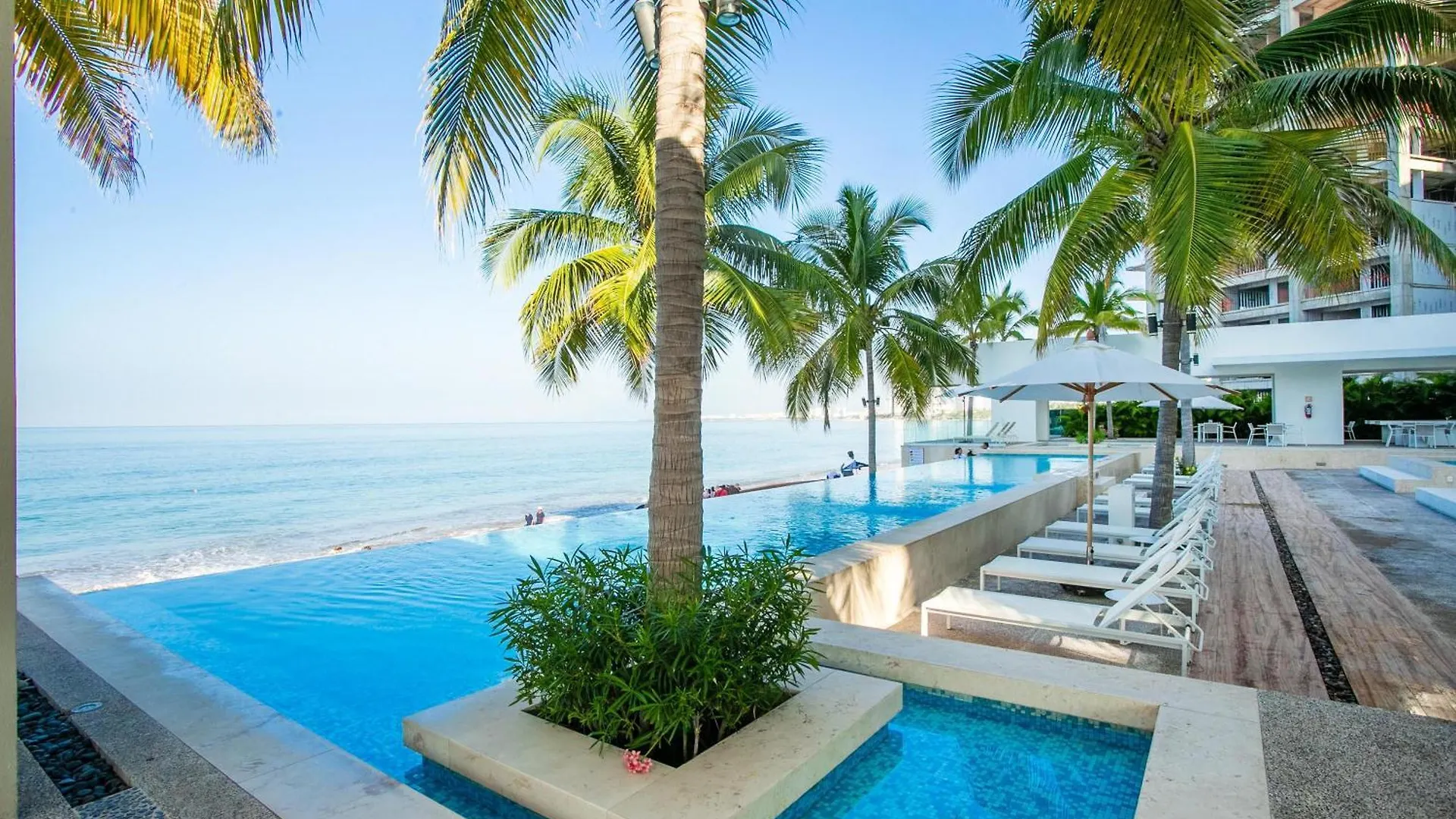 Beachfront X-Large Corner Unit-2 Bdr- Ocean View location